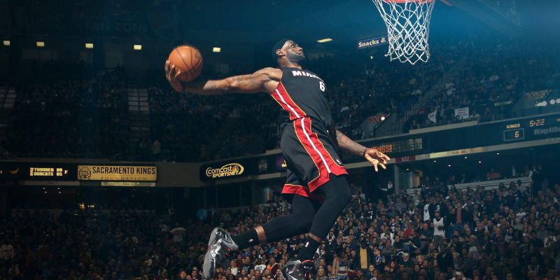 Lebron James là một trong những cầu thủ bóng rổ vĩ đại nhất trong lịch sử NBA