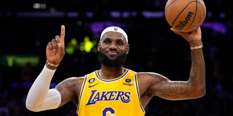 "Ông chú" LeBron James ở tuổi 40 vẫn là nỗi khiếp sợ với những ai đối đầu với anh