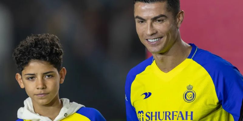 Ronaldo Jr được cha mình là CR7 chỉ dạy và hướng dẫn rất nhiệt tình