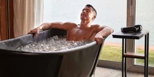 Tại sao cầu thủ bóng đá lại phải tắm bồn đá lạnh